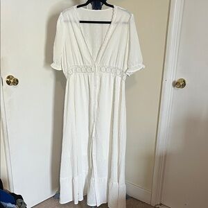 Chic White Maxi Dress with Lace Details